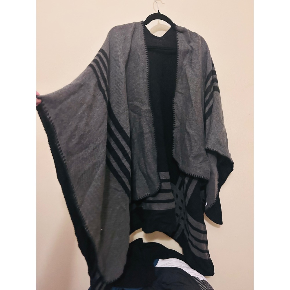 BB Dakota Poncho Wrap Womens OS Grey Black Excellent Reversible Striped Knit